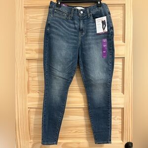 Women’s Levi Mid Rise Skinny Jeans NWT